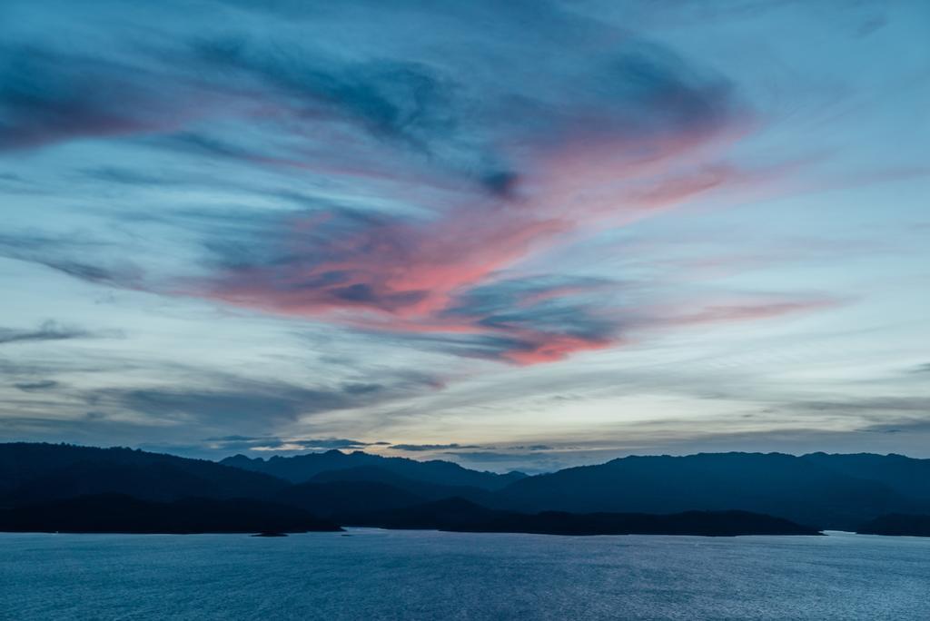 Thawsi Lake Hill Si Sawat Buitenkant foto
